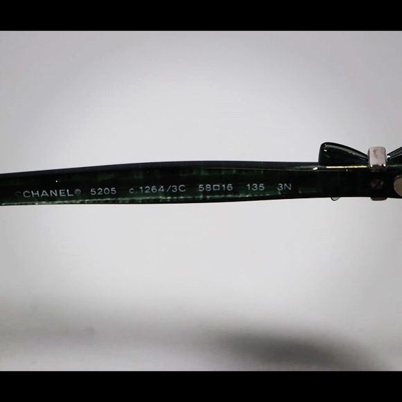 Stylish Coco CHANEL Green sunglasses with case